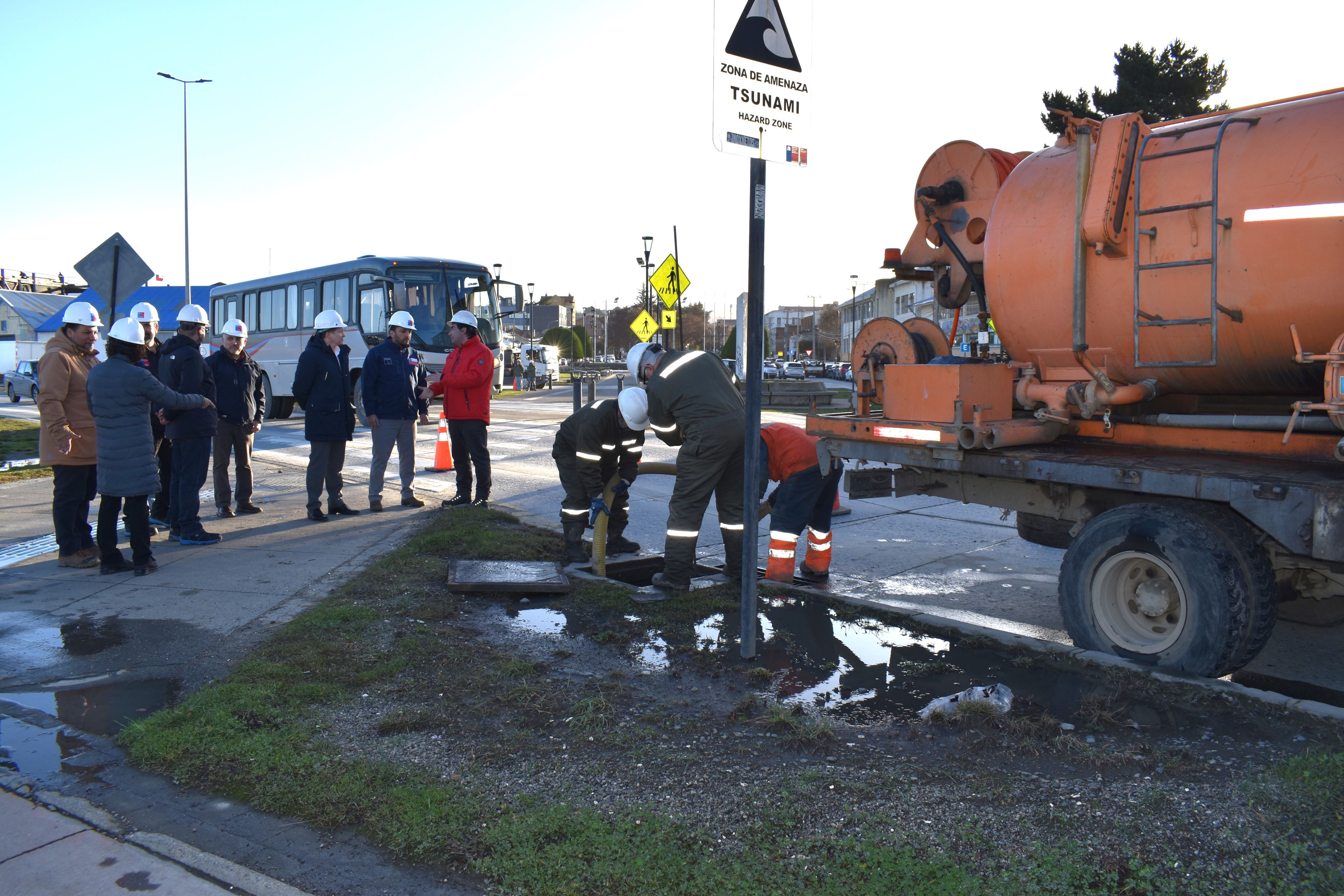 Autoridades y equipos técnicos inspeccionan la planta elevadora de aguas lluvias ubicada en avenida Colón, en Punta Arenas.