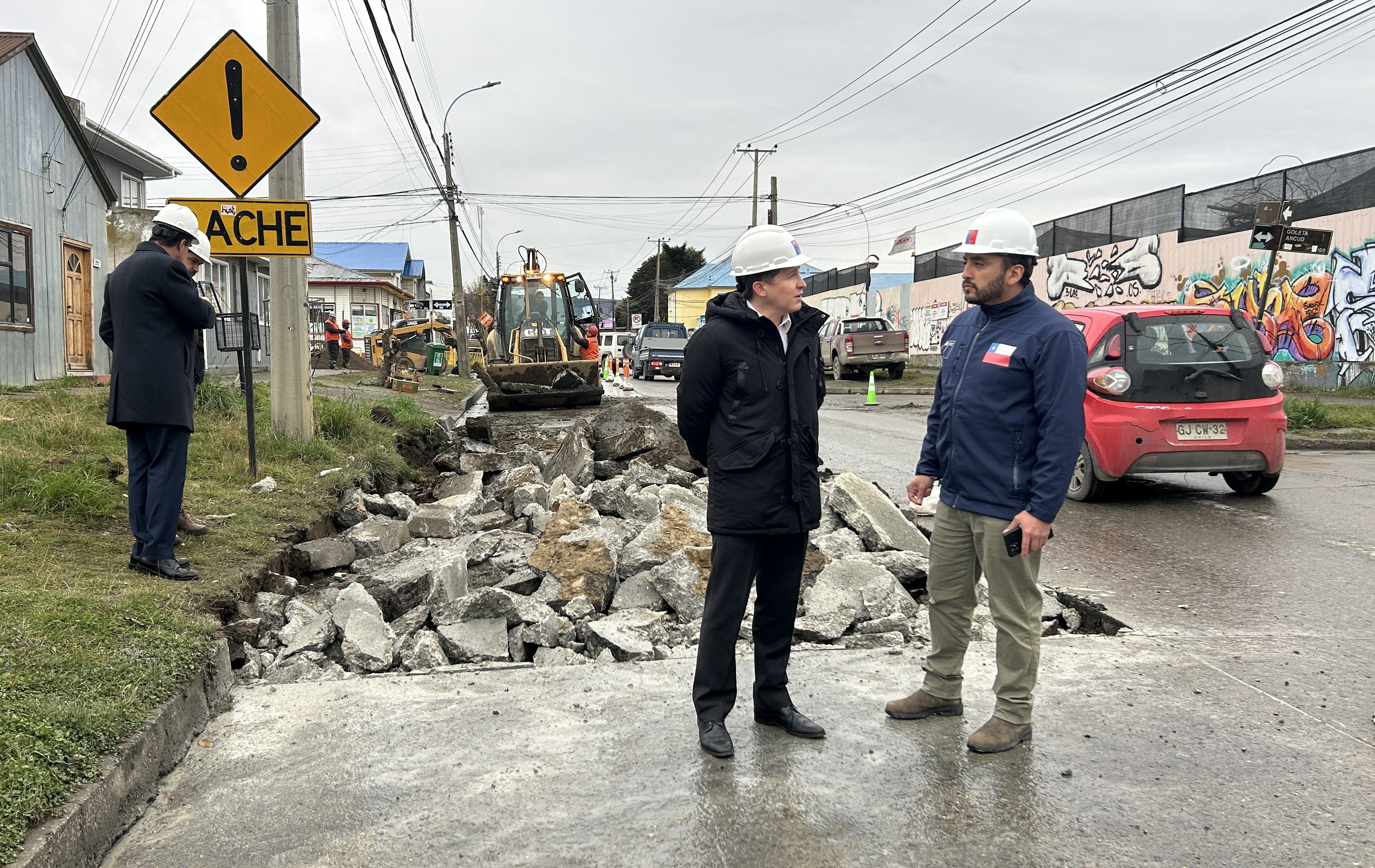 Autoridades inspeccionan el inicio de las obras de conservación vial en calle Angamos, en Punta Arenas.