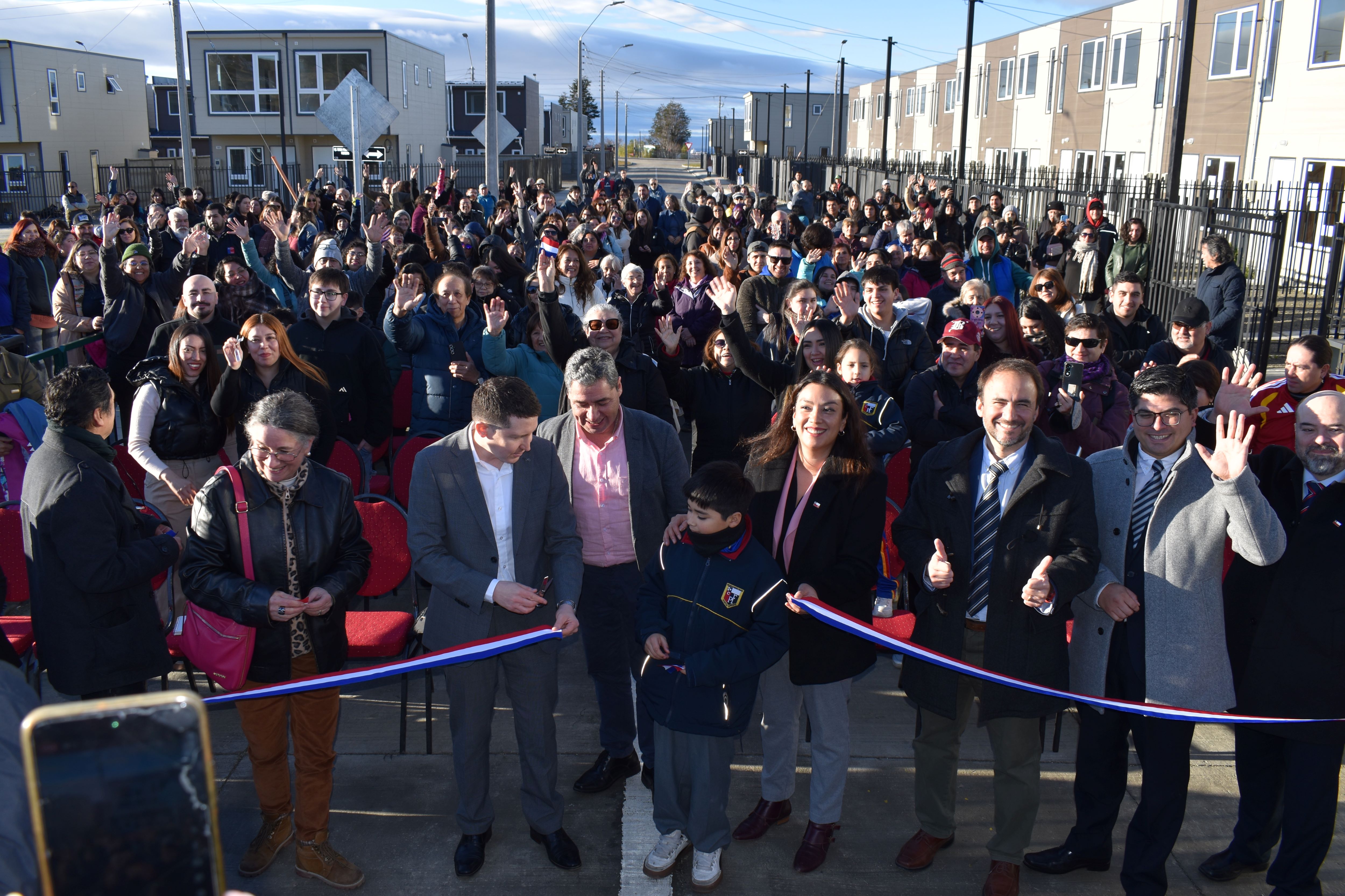 Familias reciben las llaves de sus nuevas viviendas en los proyectos Valle Los Sauces 1 y 2 durante la ceremonia realizada en Punta Arenas.