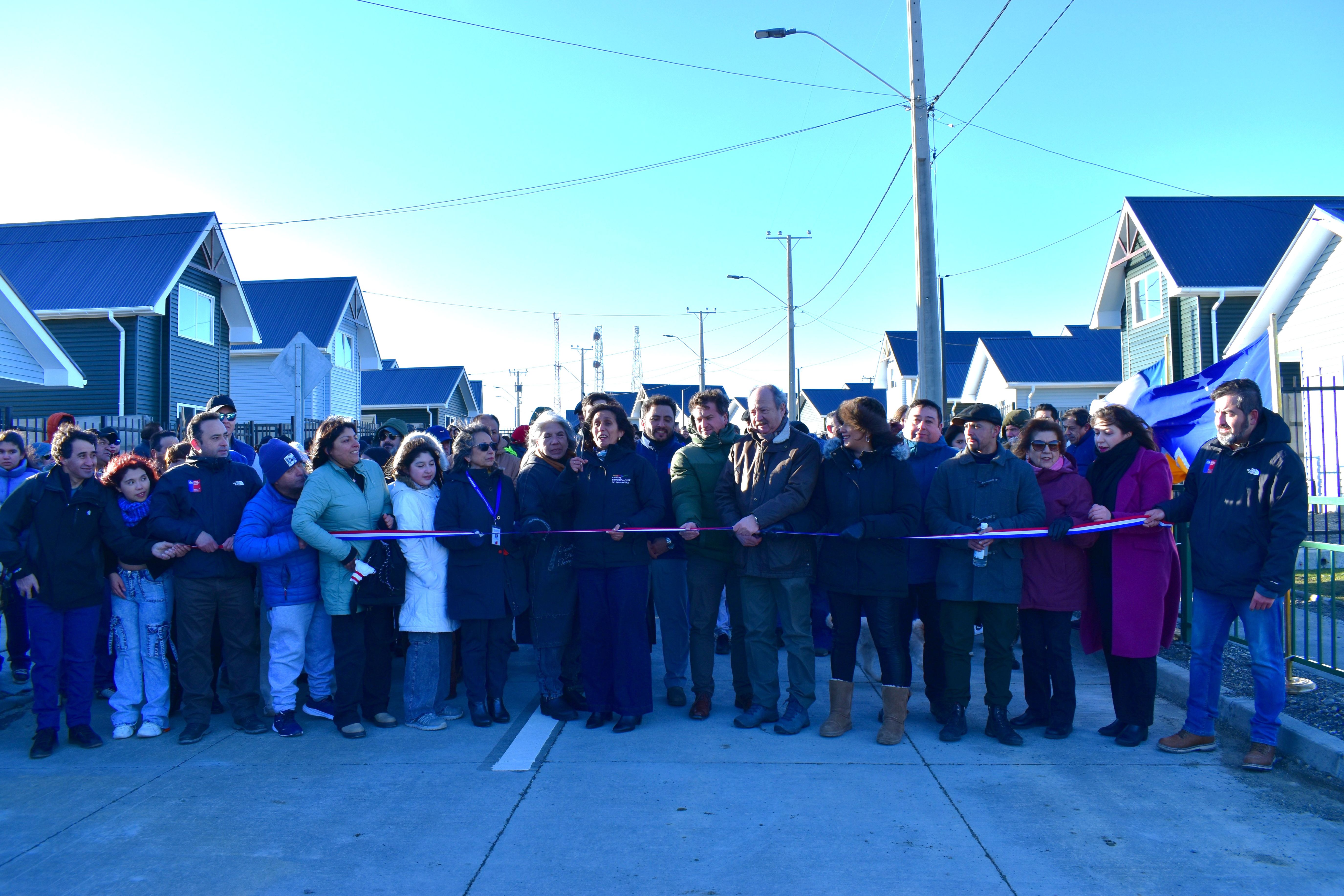 Familias beneficiarias reciben las llaves de sus viviendas durante la inauguración del conjunto habitacional Villa Pioneros en Cerro Sombrero.