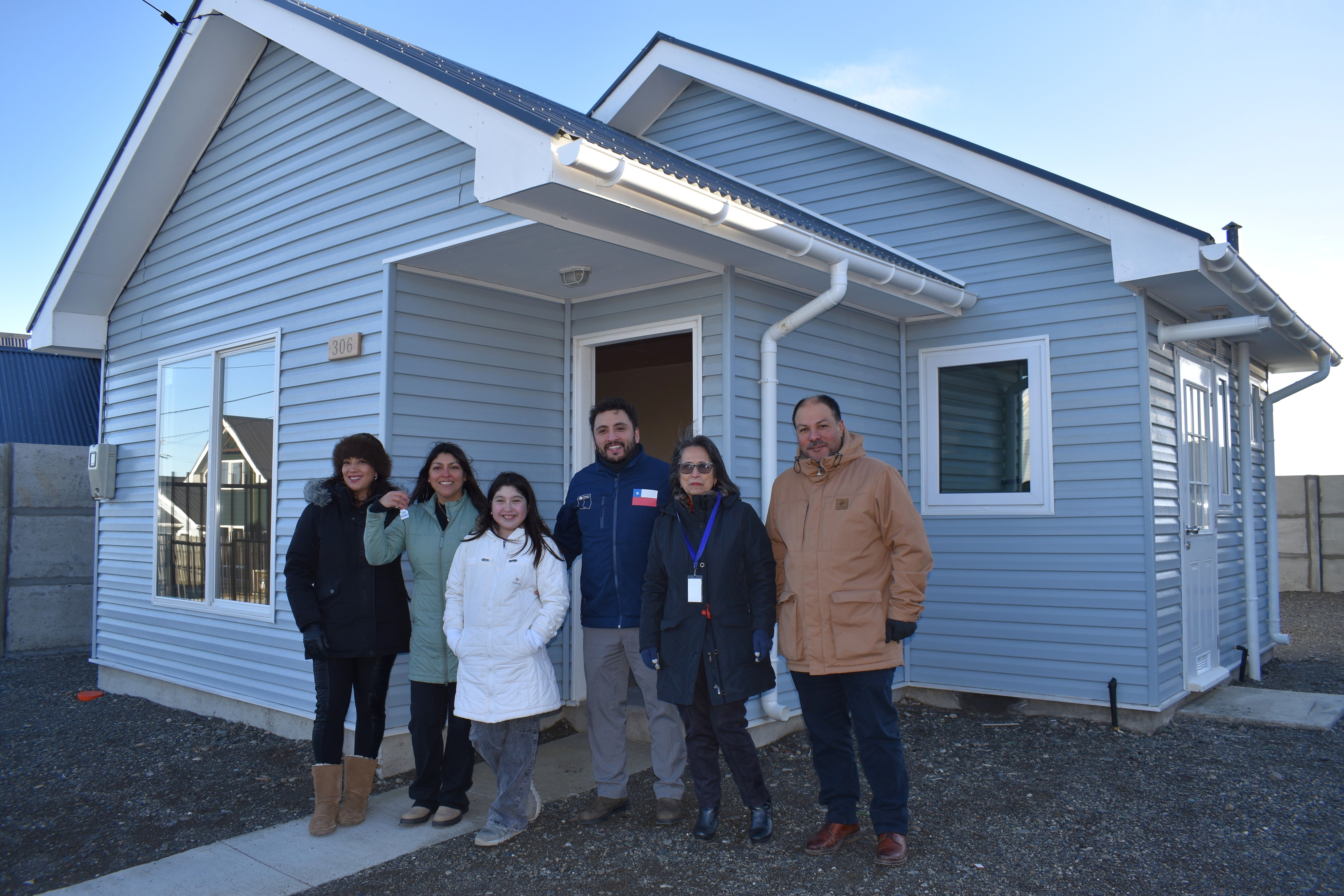 Familias beneficiarias reciben las llaves de sus viviendas durante la inauguración del conjunto habitacional Villa Pioneros en Cerro Sombrero.