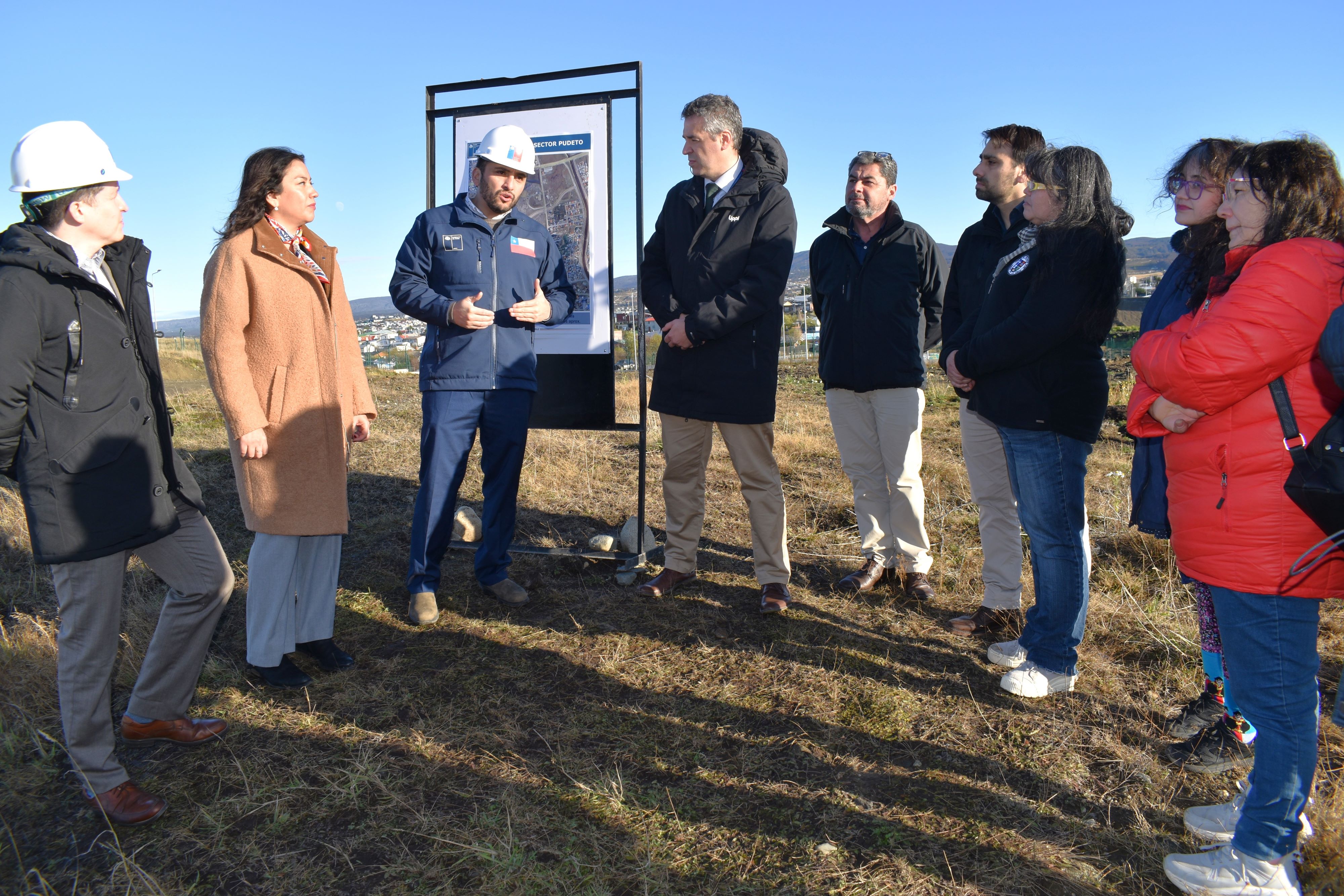 Autoridades regionales y dirigentas vecinales recorren los ex terrenos del Regimiento Pudeto, donde se proyecta el desarrollo de nuevas viviendas y áreas verdes en Punta Arenas.