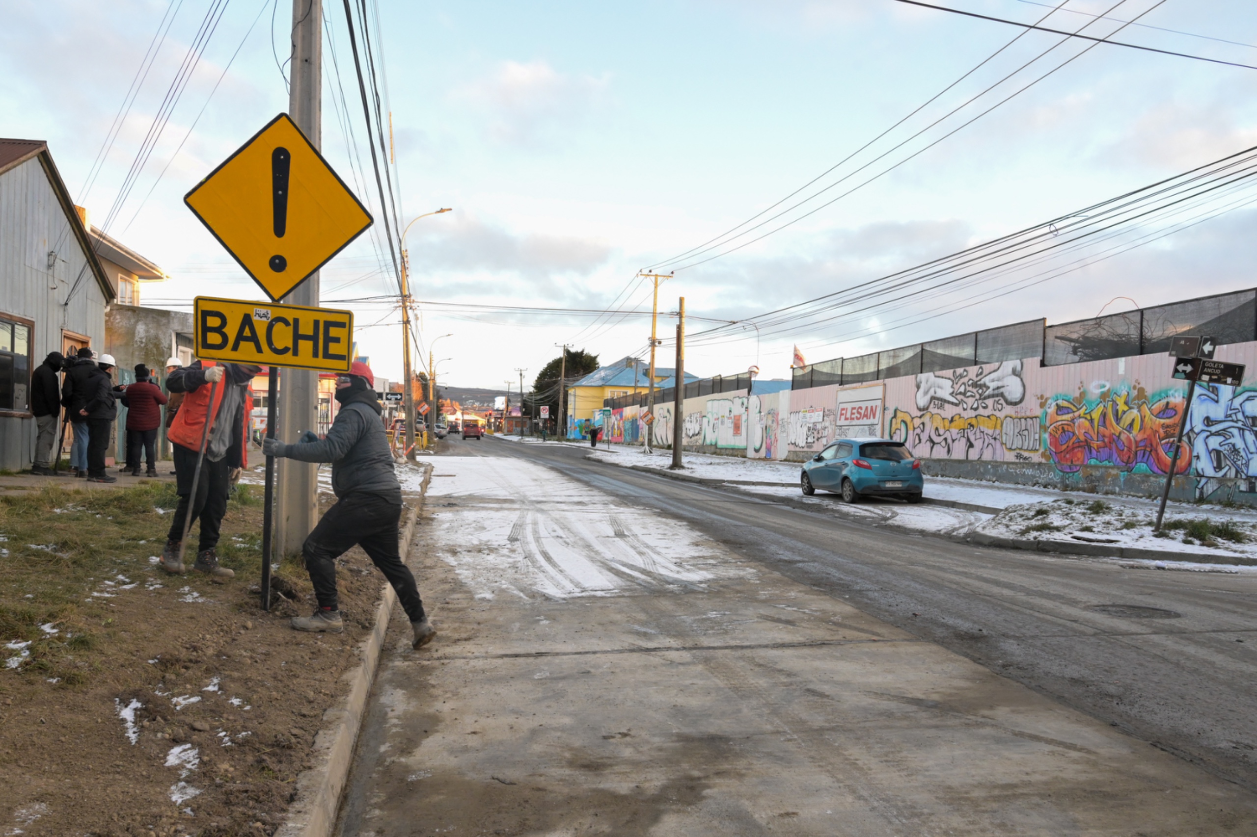 Autoridades habilitan el tránsito en calle Angamos tras finalizar las obras de conservación vial ejecutadas por el Minvu y Serviu Magallanes en Punta Arenas.
