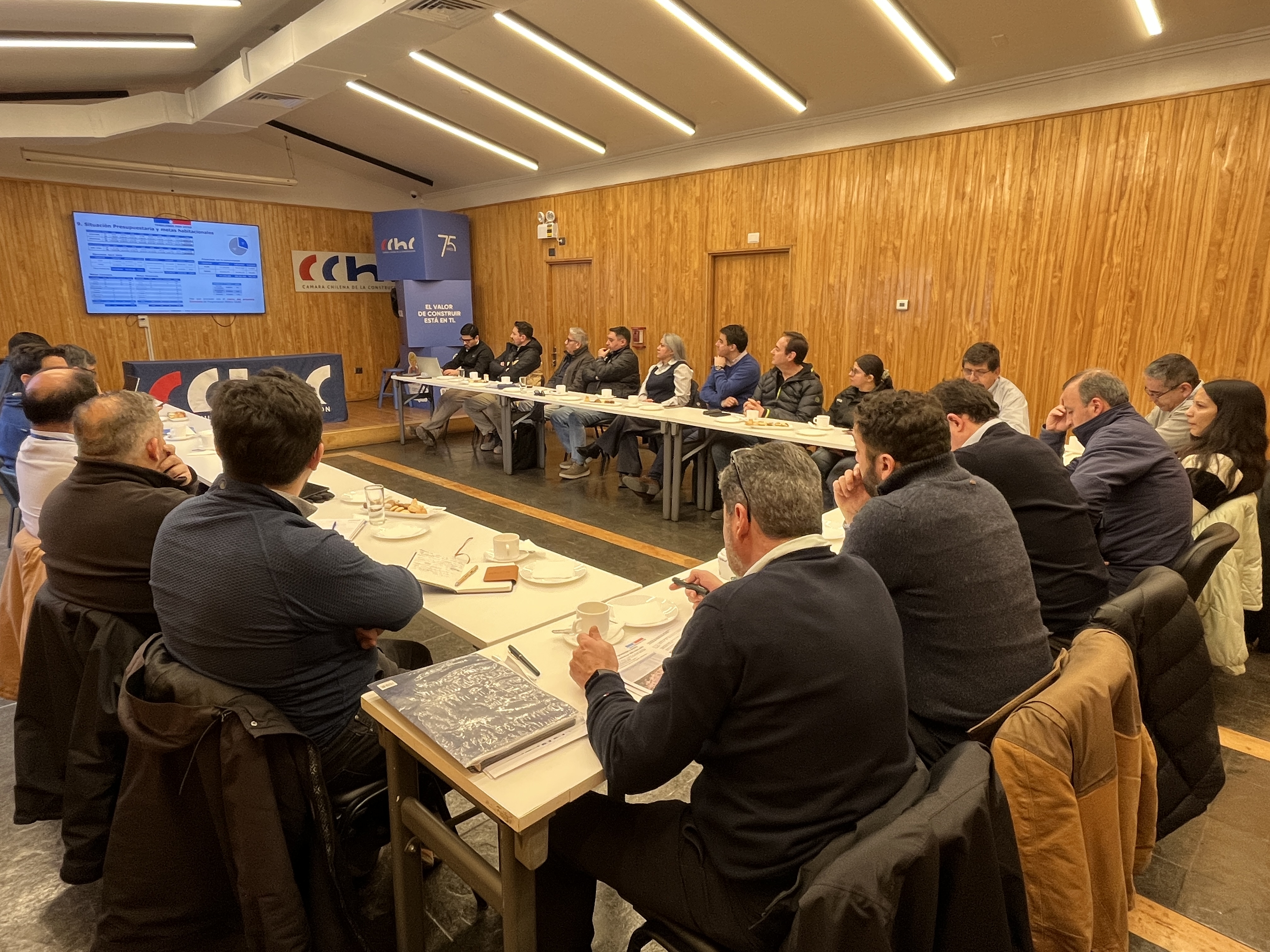 Autoridades del Minvu presentan a socios de la Cámara Chilena de la Construcción Magallanes los principales lineamientos del Plan Integral de Vivienda y Urbanismo (PIVU).