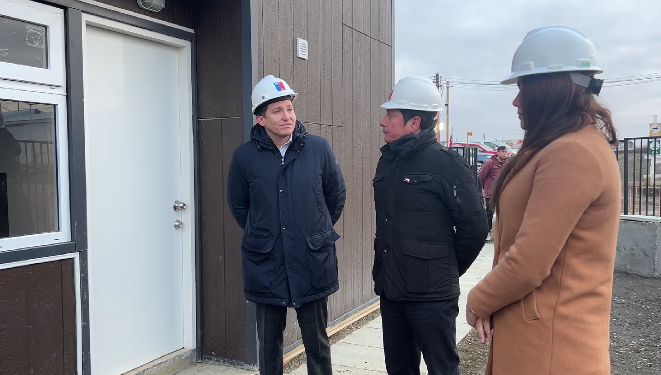 Autoridades recorren las obras del proyecto habitacional Glaciar Pingo durante una visita inspectiva en Puerto Natales.