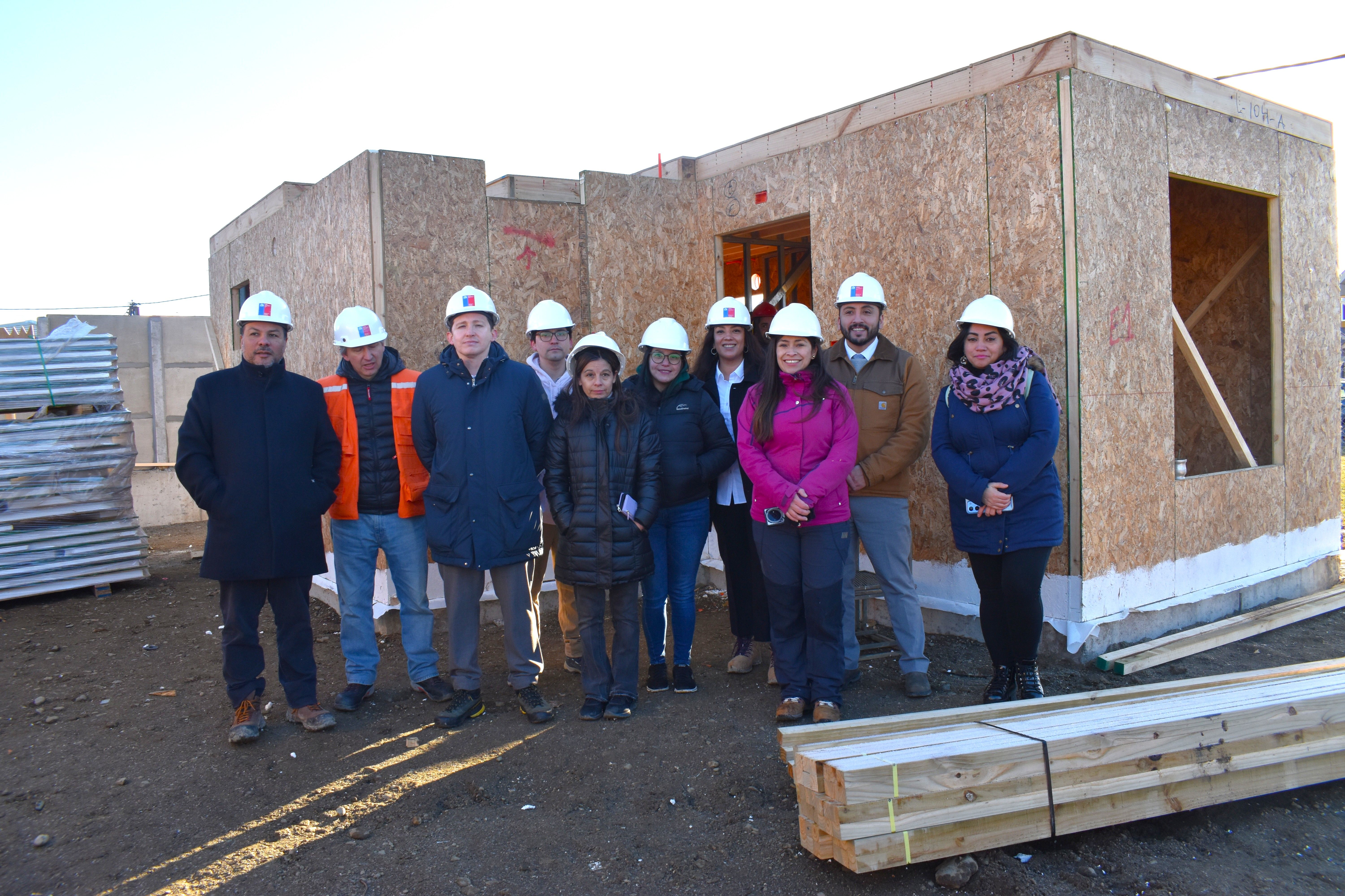 Autoridades y familias beneficiarias recorren las obras del proyecto habitacional Lomas del Bosque 7 durante la primera visita inspectiva realizada en Punta Arenas.