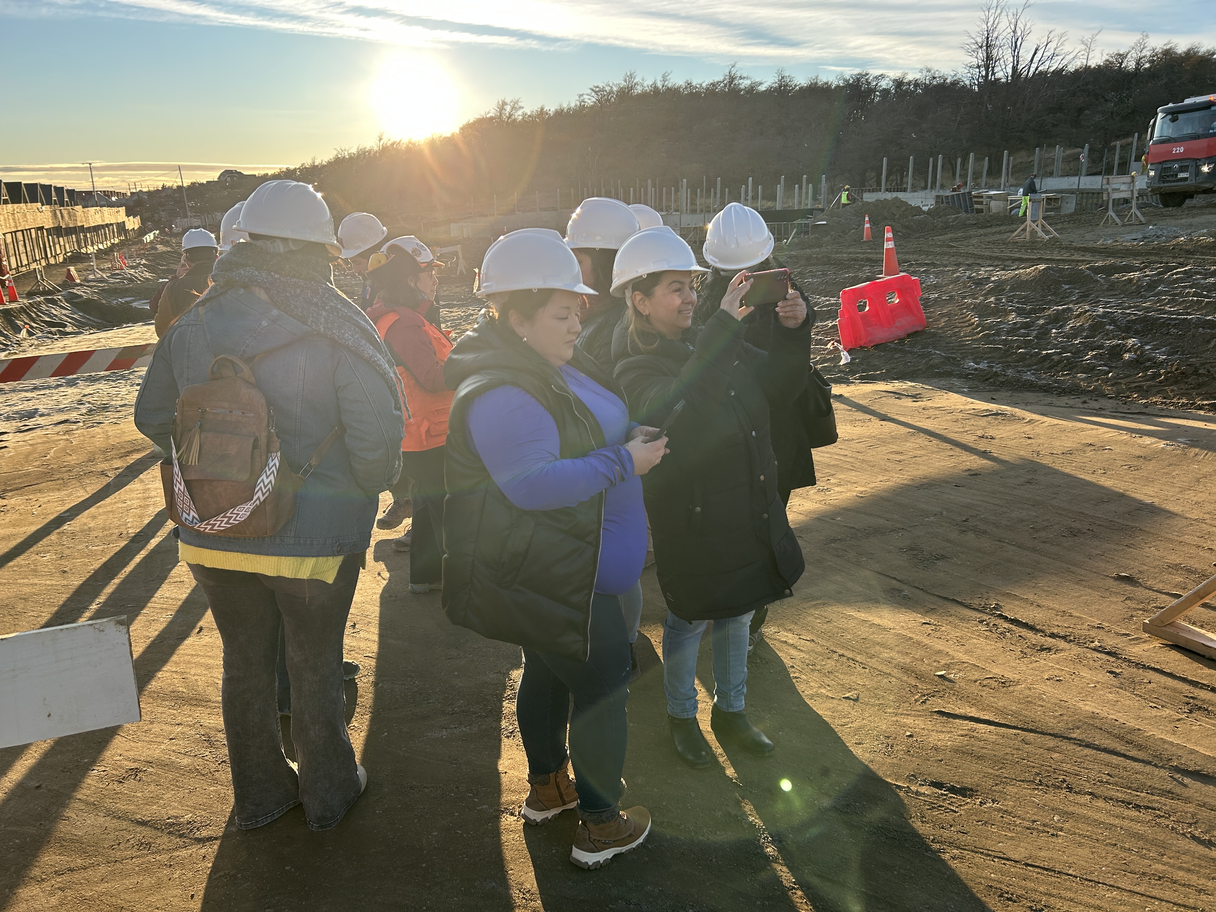 Autoridades regionales y familias beneficiarias recorren las obras del proyecto habitacional Brisas del Estrecho 3 durante la primera visita inspectiva realizada en Punta Arenas.