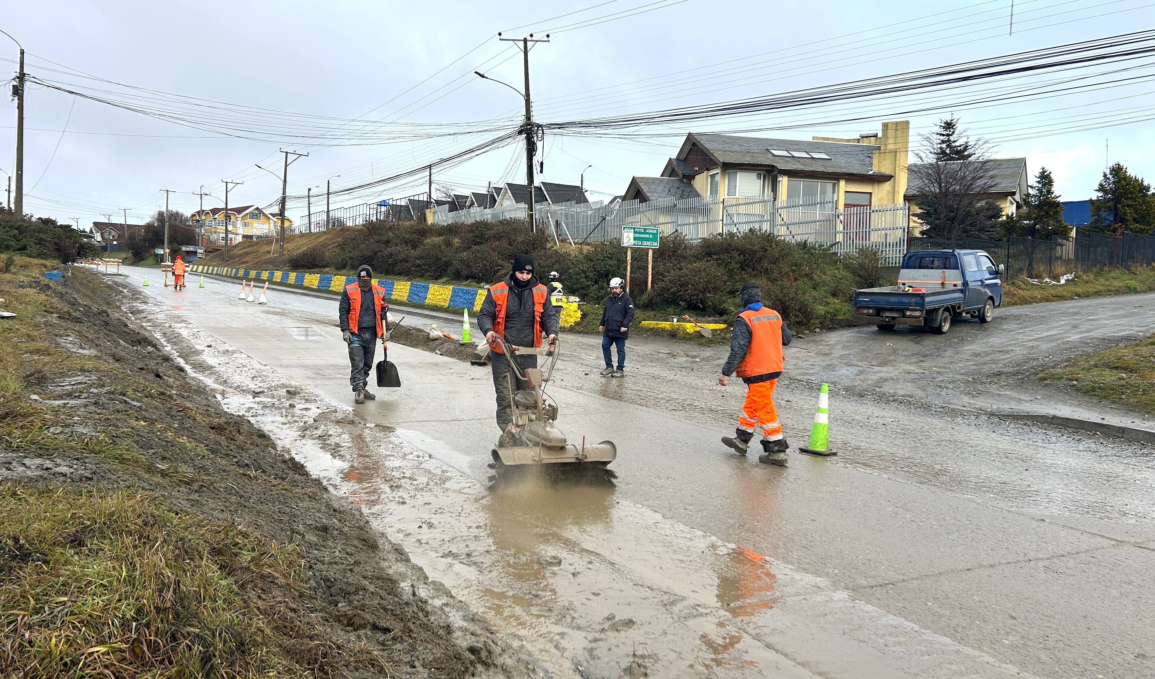Trabajadores ejecutan obras de reposición de pavimento en Avenida 21 de Mayo, en Punta Arenas, durante la primera etapa del proyecto de Conservación de Vías Urbanas de Emergencia.