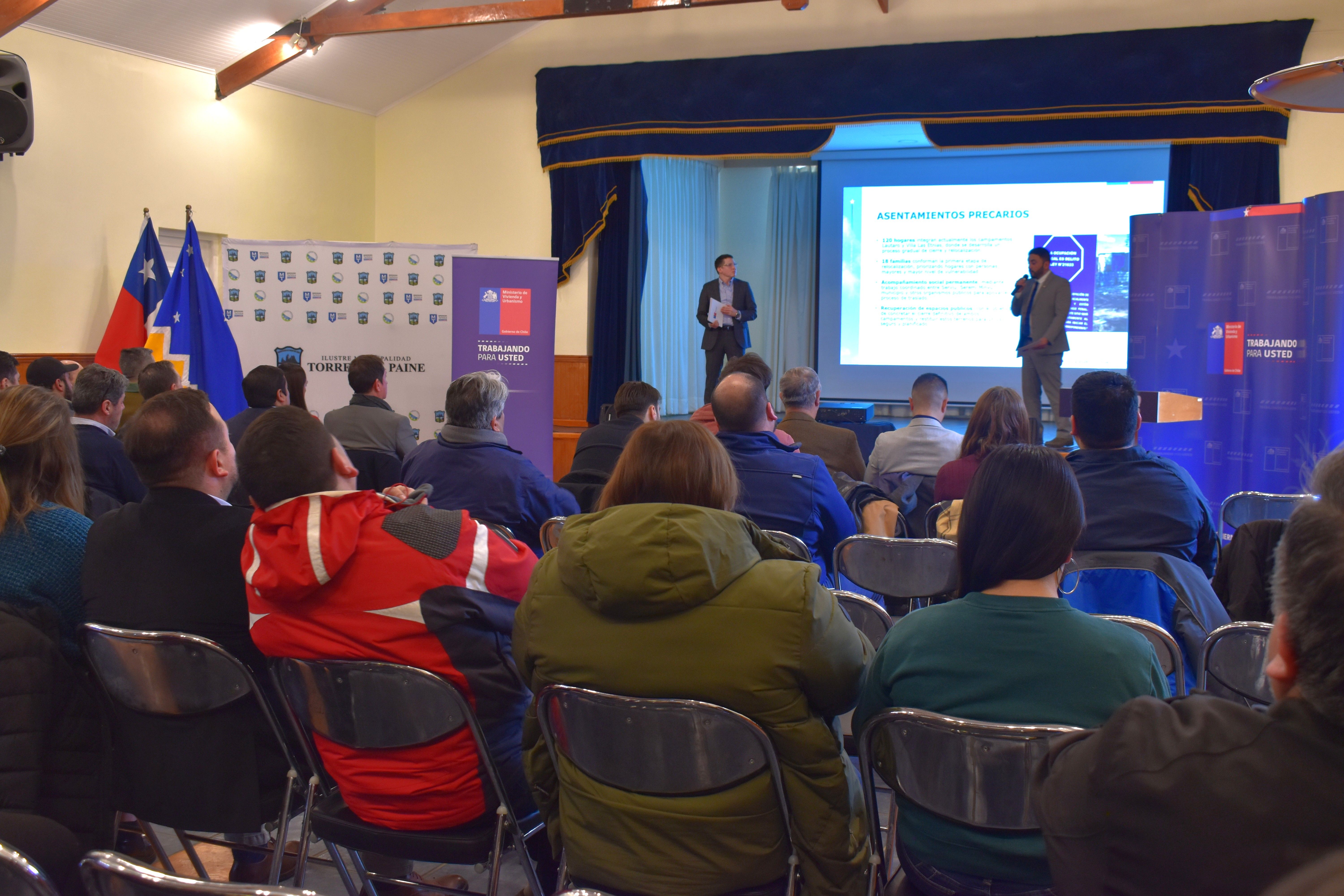 Autoridades presentan los principales resultados de la Cuenta Pública Participativa 2026 del Minvu Magallanes ante dirigentes sociales, representantes de organizaciones y la comunidad en Torres del Paine.