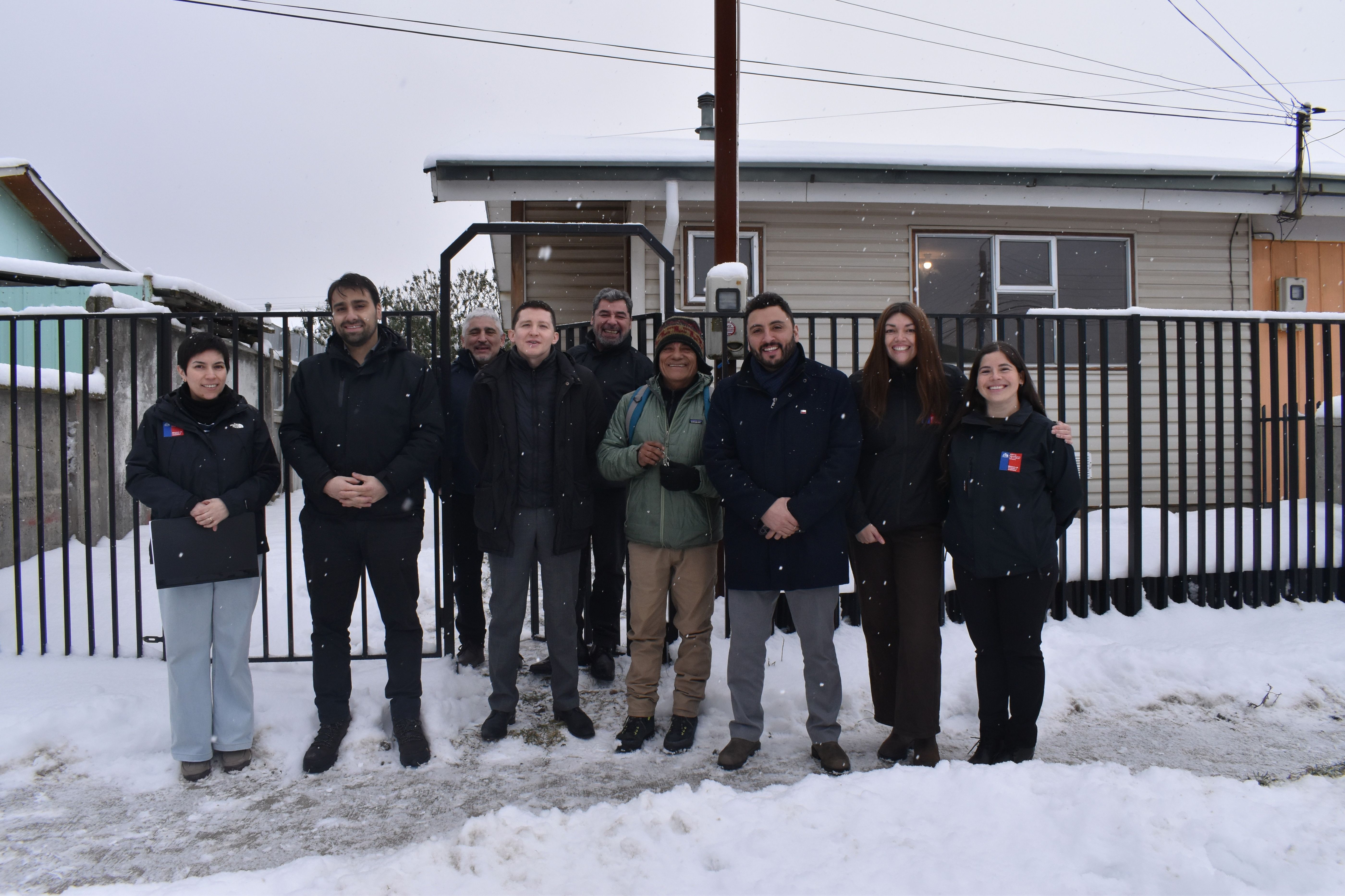 Autoridades regionales entregan las llaves de una vivienda en comodato a una persona mayor beneficiaria del programa administrado por Serviu Magallanes en Puerto Natales.