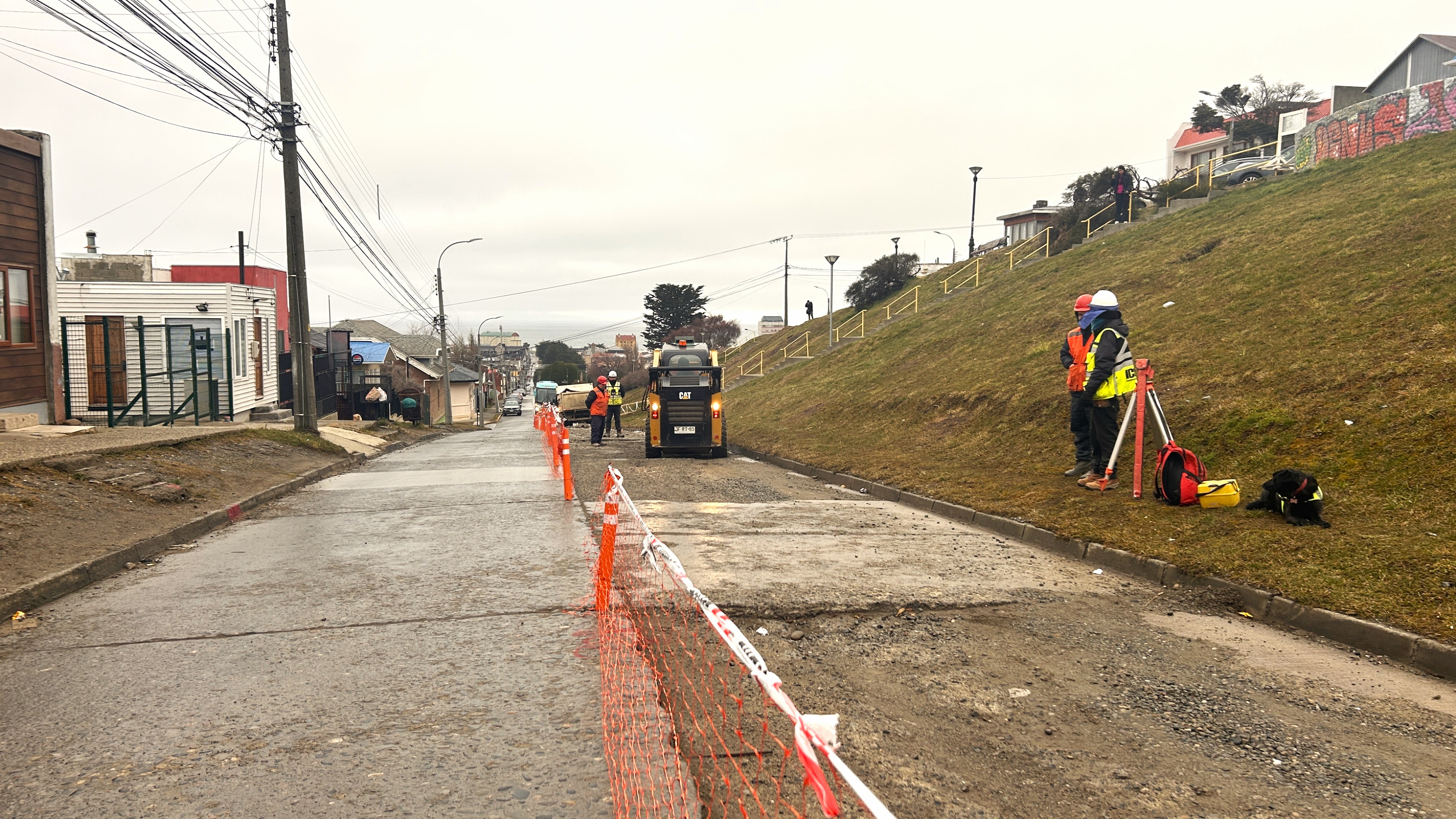 Autoridades y trabajadores recorren las obras de conservación vial iniciadas en Avenida Colón, entre Arauco y Patagona, en Punta Arenas.