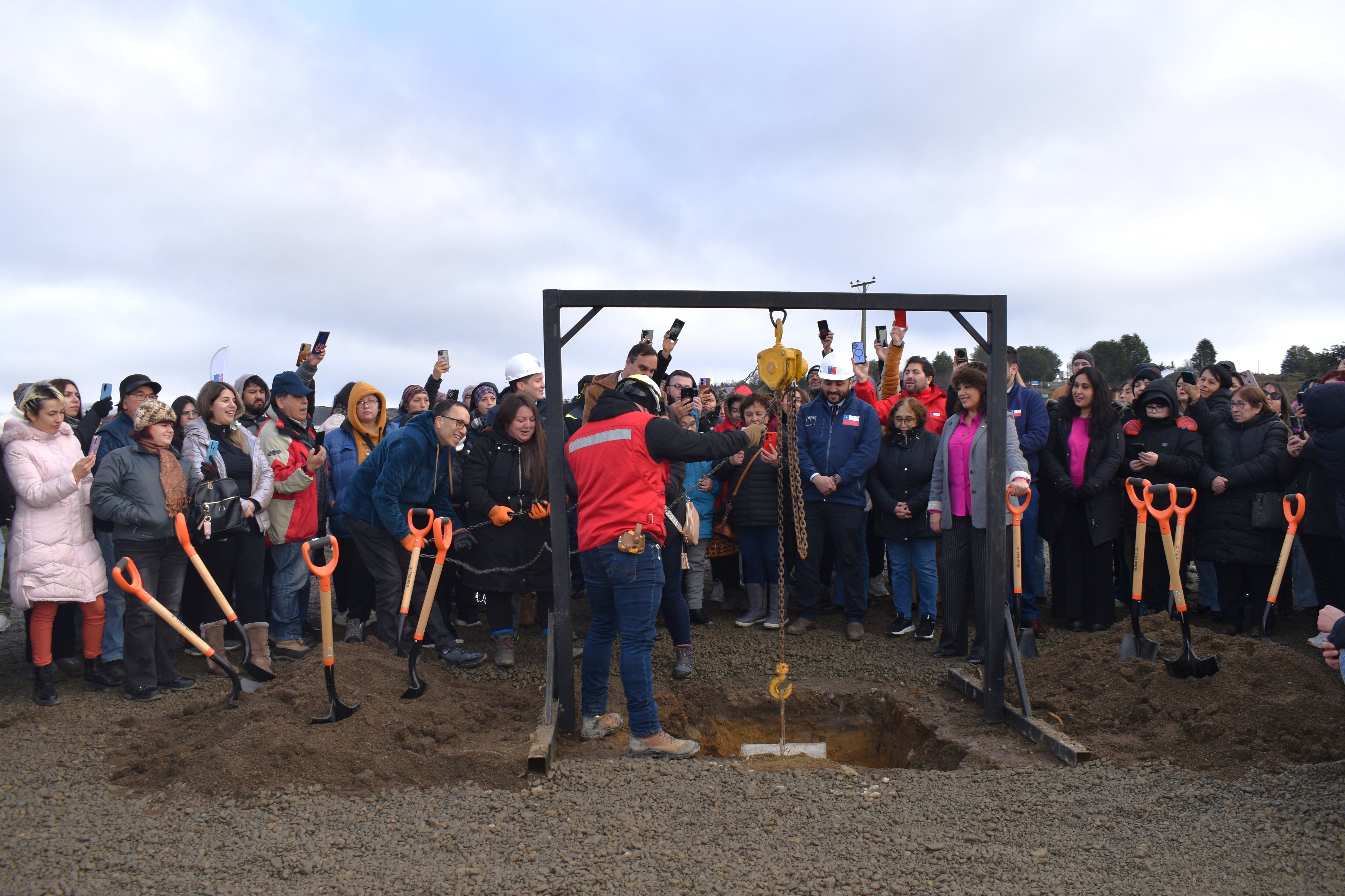 Familias y autoridades participan en la colocación de la primera piedra del proyecto habitacional El Trébol D en Punta Arenas.
