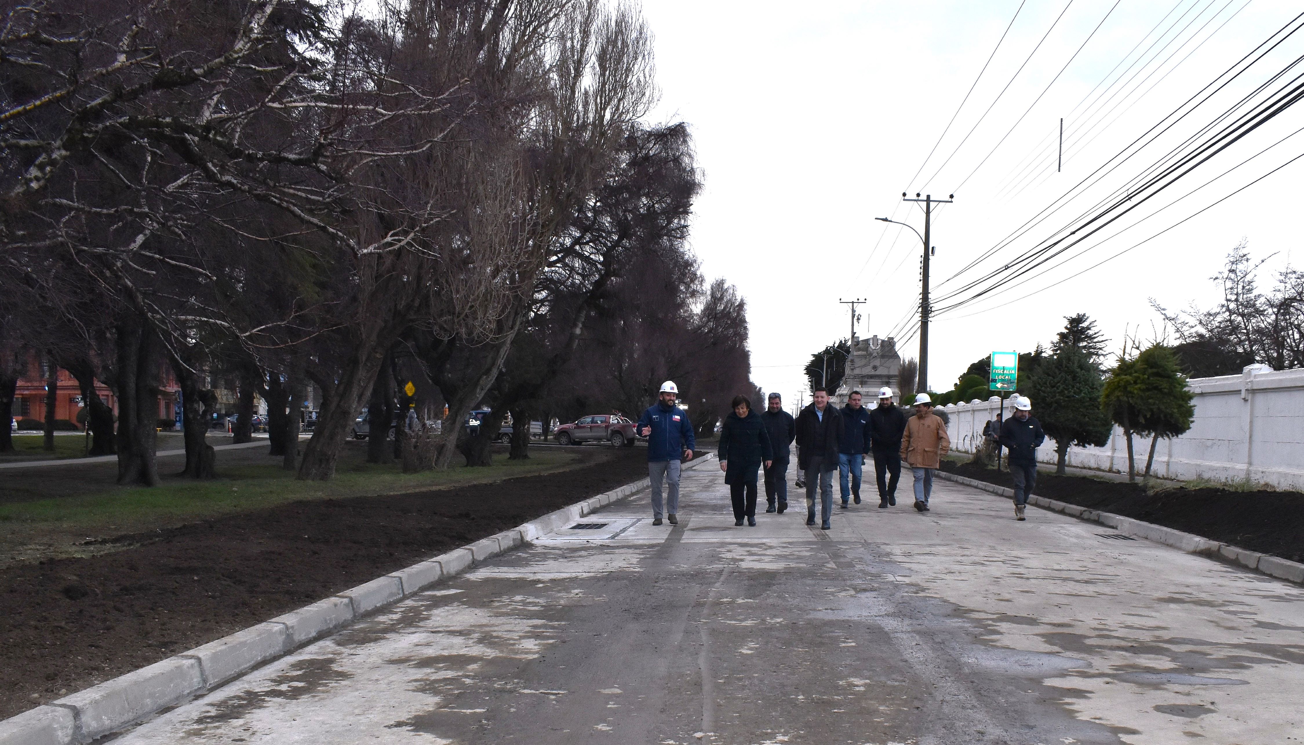 Autoridades recorren la renovada calzada de Avenida Bulnes tras la habilitación del tránsito vehicular en el tramo intervenido por el proyecto de Conservación de Vías Urbanas de Emergencia.