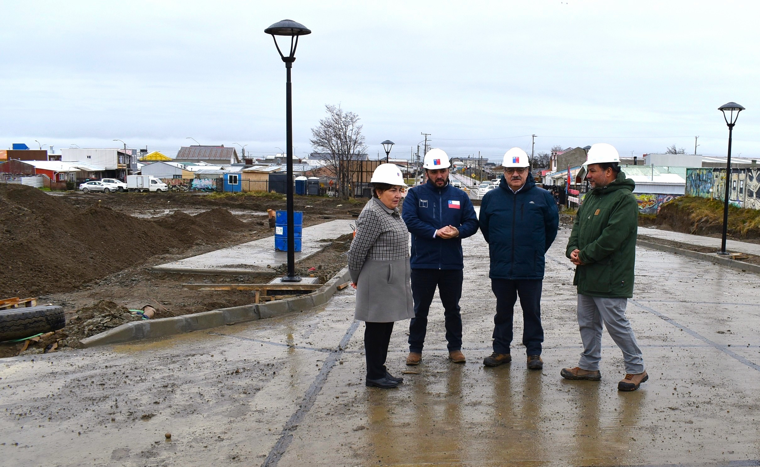 Autoridades inspeccionan el avance de las obras de calle El Ovejero en Punta Arenas.