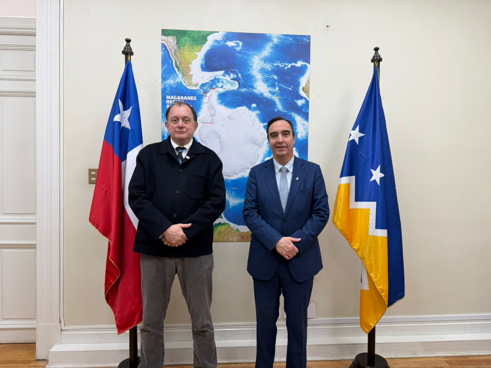 Ministro de Vivienda y Urbanismo Ivan Poduje y gobernador regional Jorge Flies durante el anuncio del nuevo Convenio de Programación 2027-2032 para Magallanes.