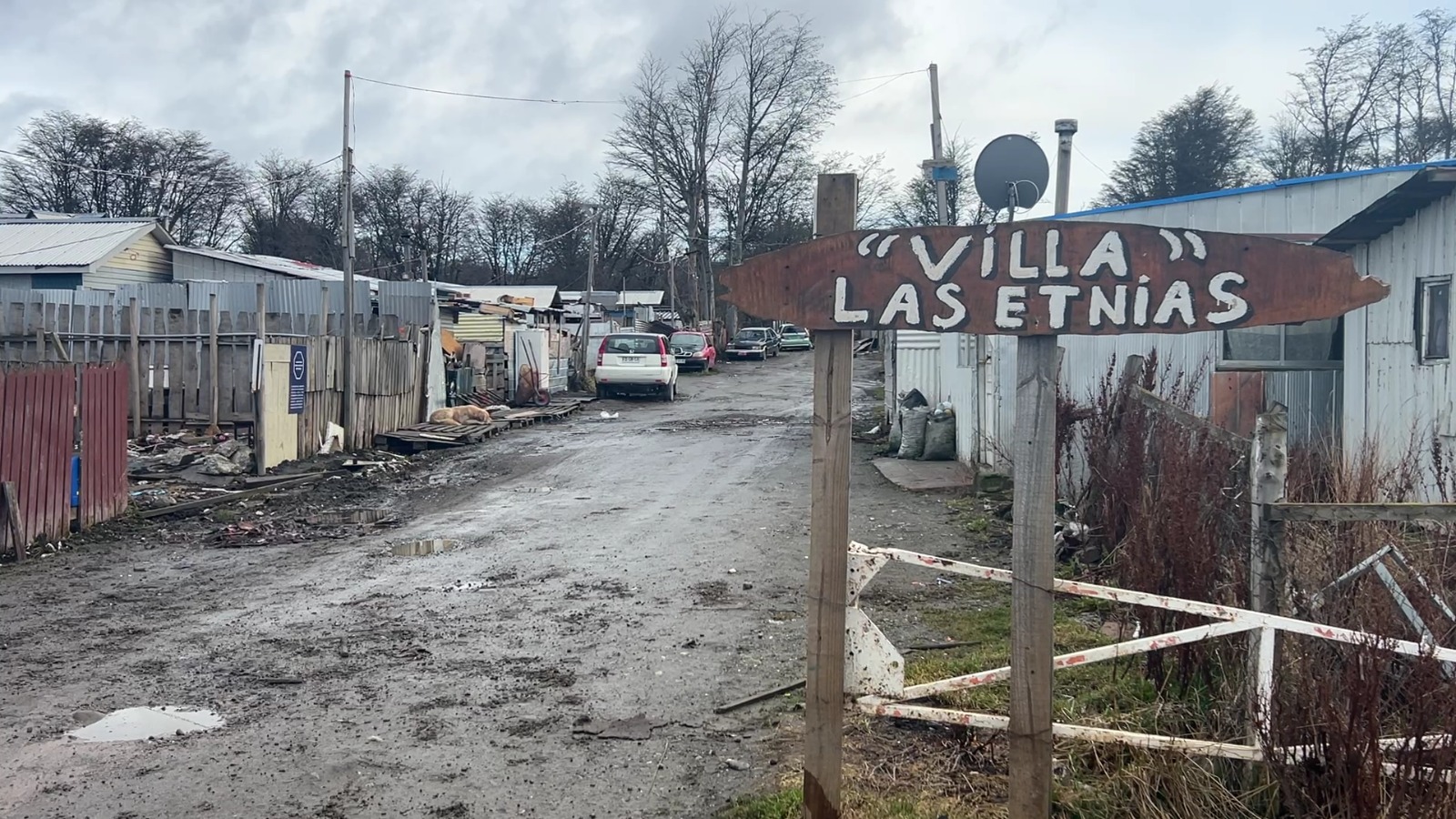 Acceso al asentamiento Villa Las Etnias en Punta Arenas.