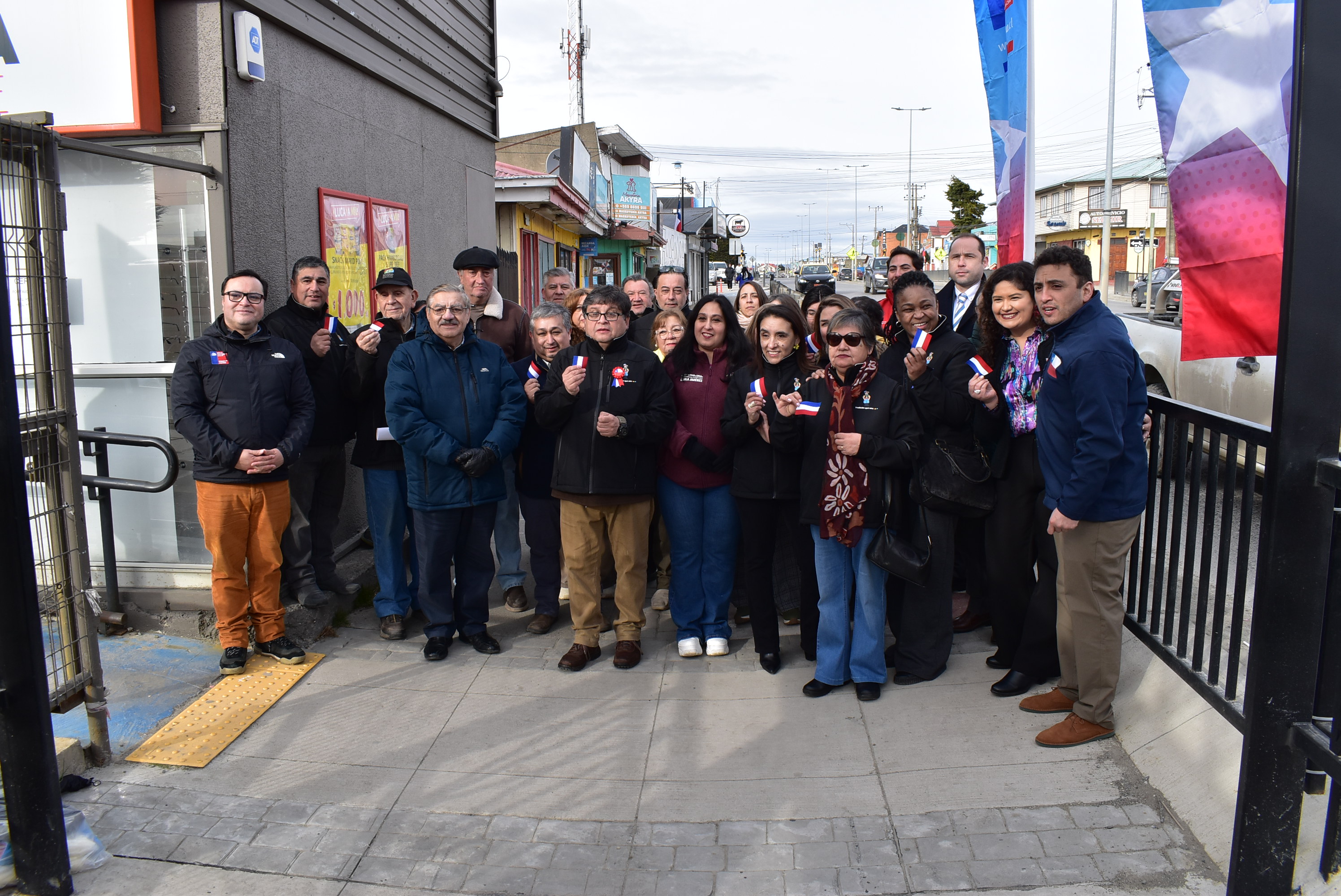 Autoridades y comerciantes inauguran las obras del Barrio Comercial 18 de Septiembre en Punta Arenas.