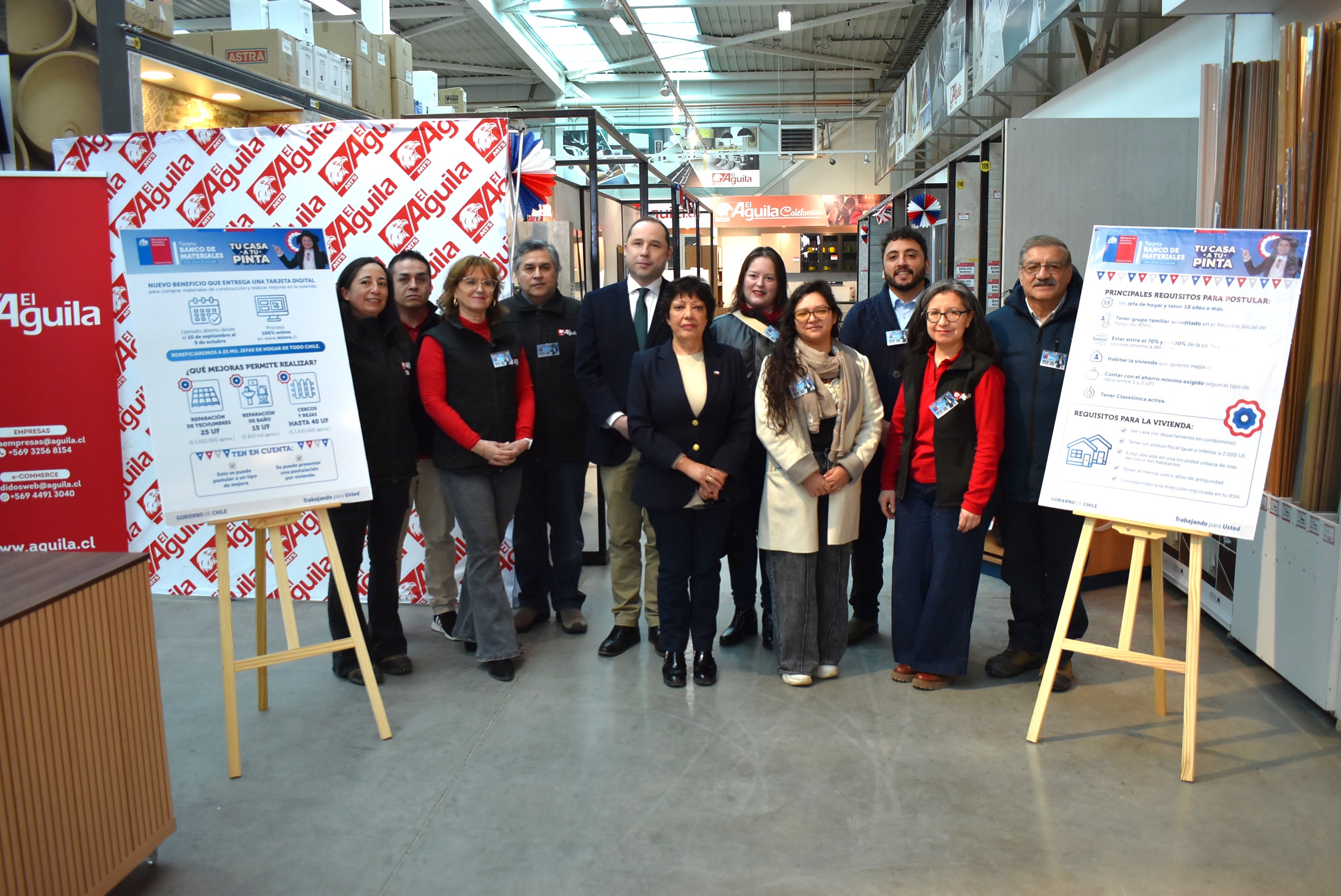 Autoridades y representantes de la comunidad durante el lanzamiento de la Tarjeta Banco de Materiales para Jefas de Hogar en Punta Arenas.