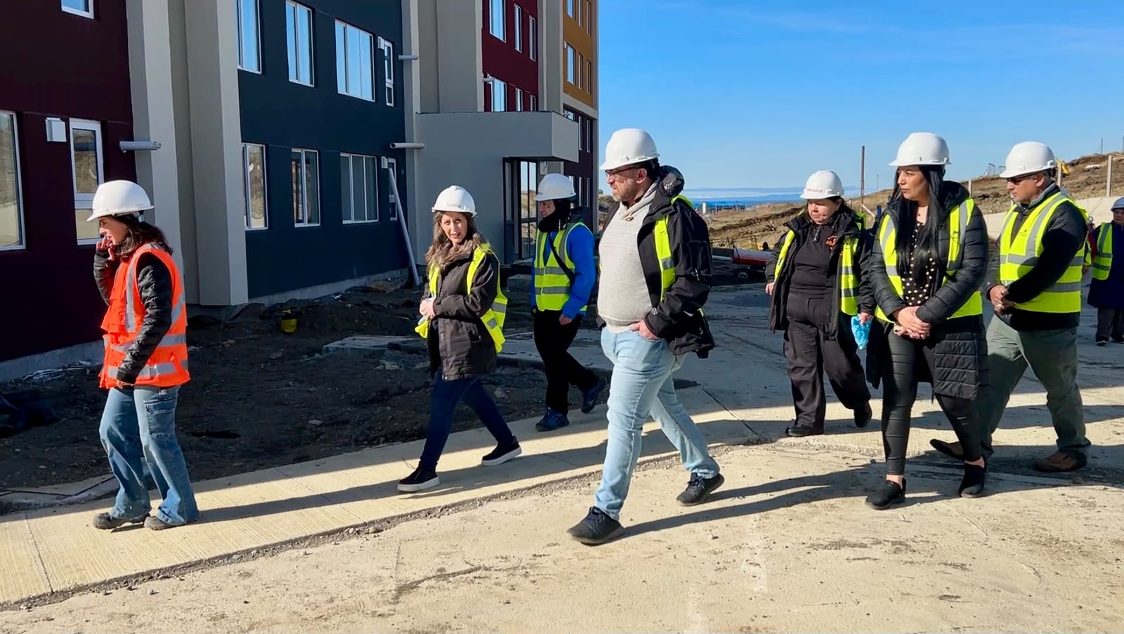 Familias recorren los departamentos piloto del proyecto habitacional Ciudad de los Vientos en Punta Arenas.