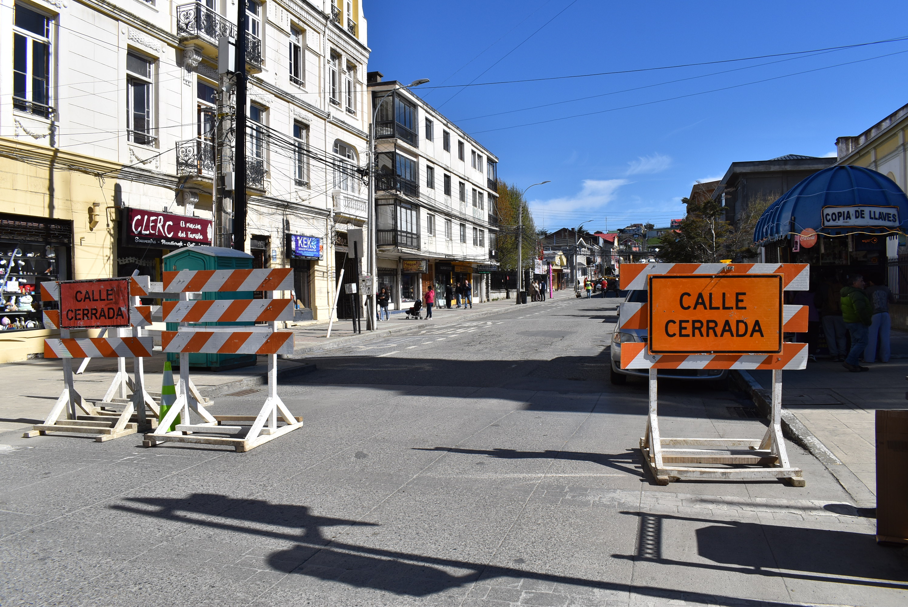 Trabajos de conservación vial y reposición de pavimento en una calle de Punta Arenas.