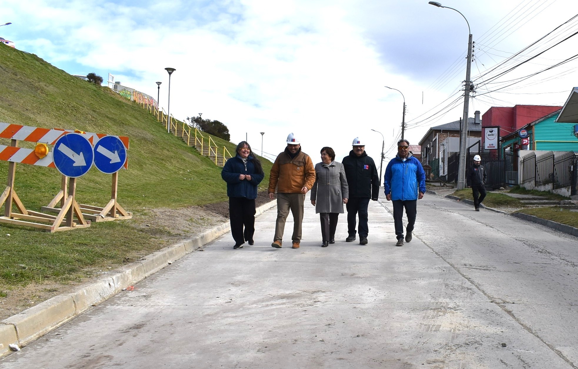 Autoridades y dirigentes recorren el tramo reparado de avenida Colón en Punta Arenas.