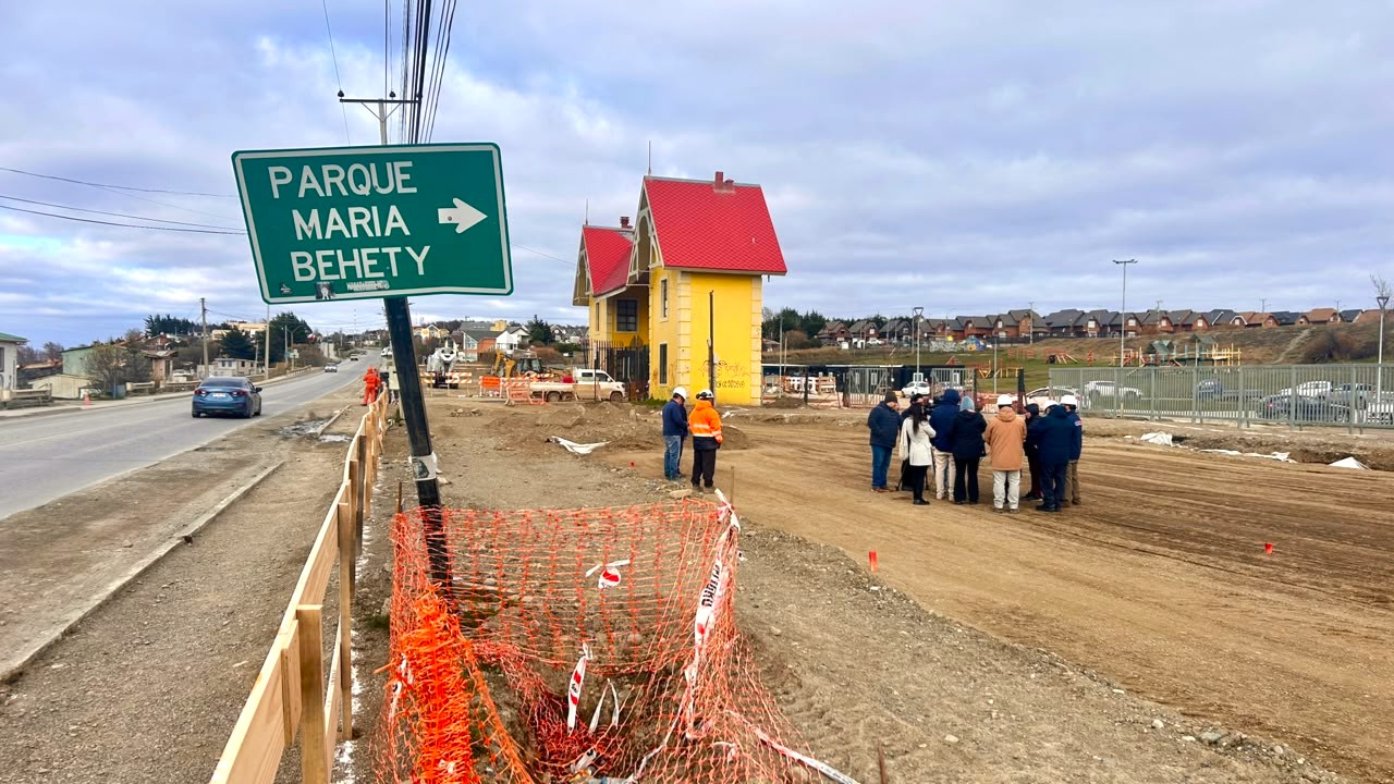 Autoridades recorren las obras del Parque Humedal María Behety en Punta Arenas.