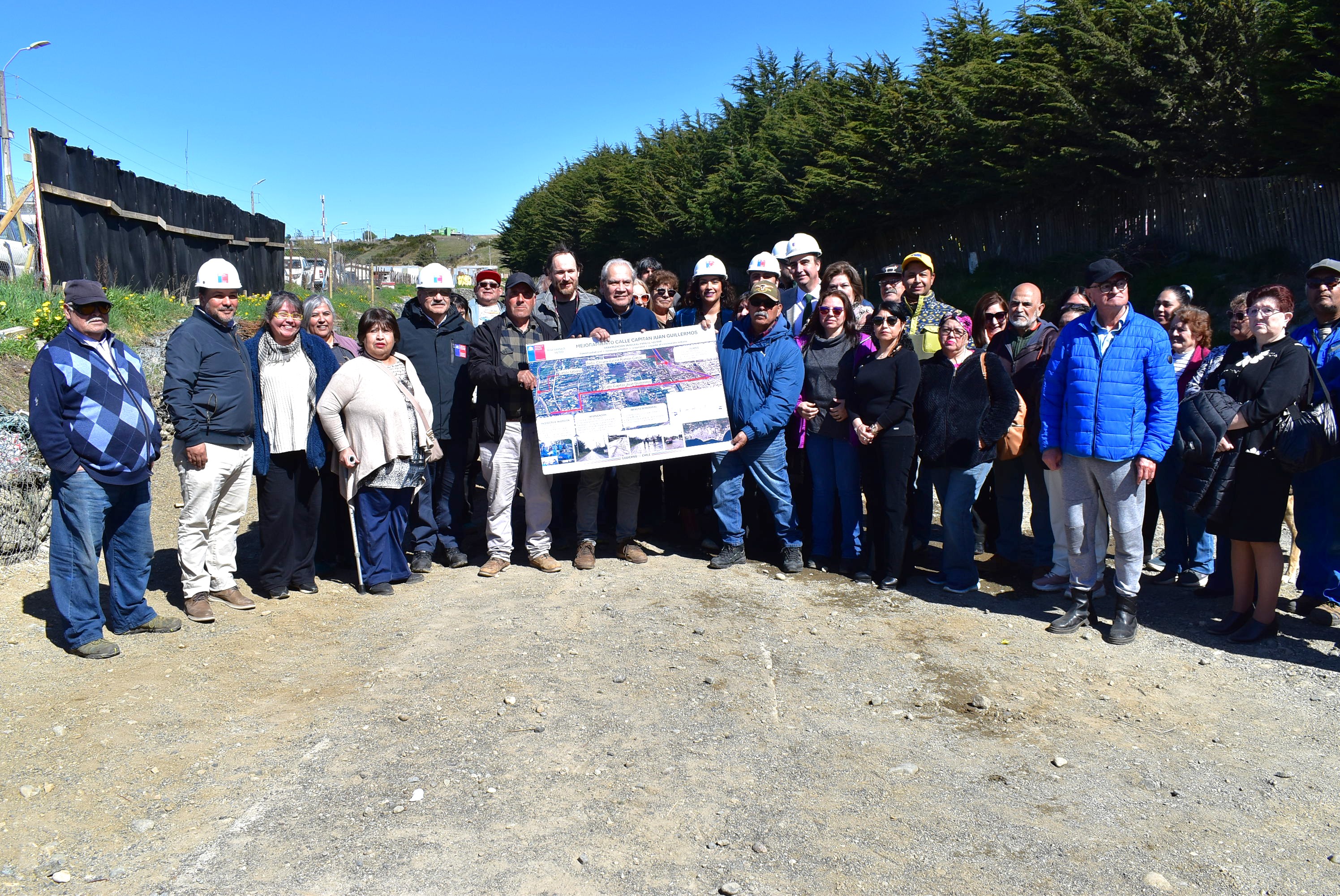 Autoridades y vecinos de Pampa Redonda presentan el proyecto de pavimentación de calle Capitán Juan Guillermos en Punta Arenas.