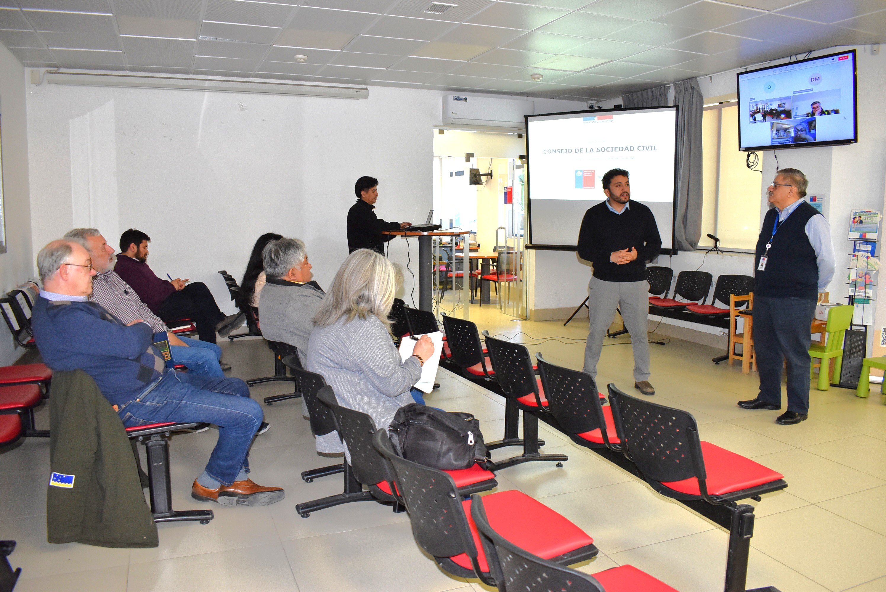 Representantes de organizaciones sociales y autoridades participan en la primera sesión del Consejo de la Sociedad Civil del Minvu en Magallanes.