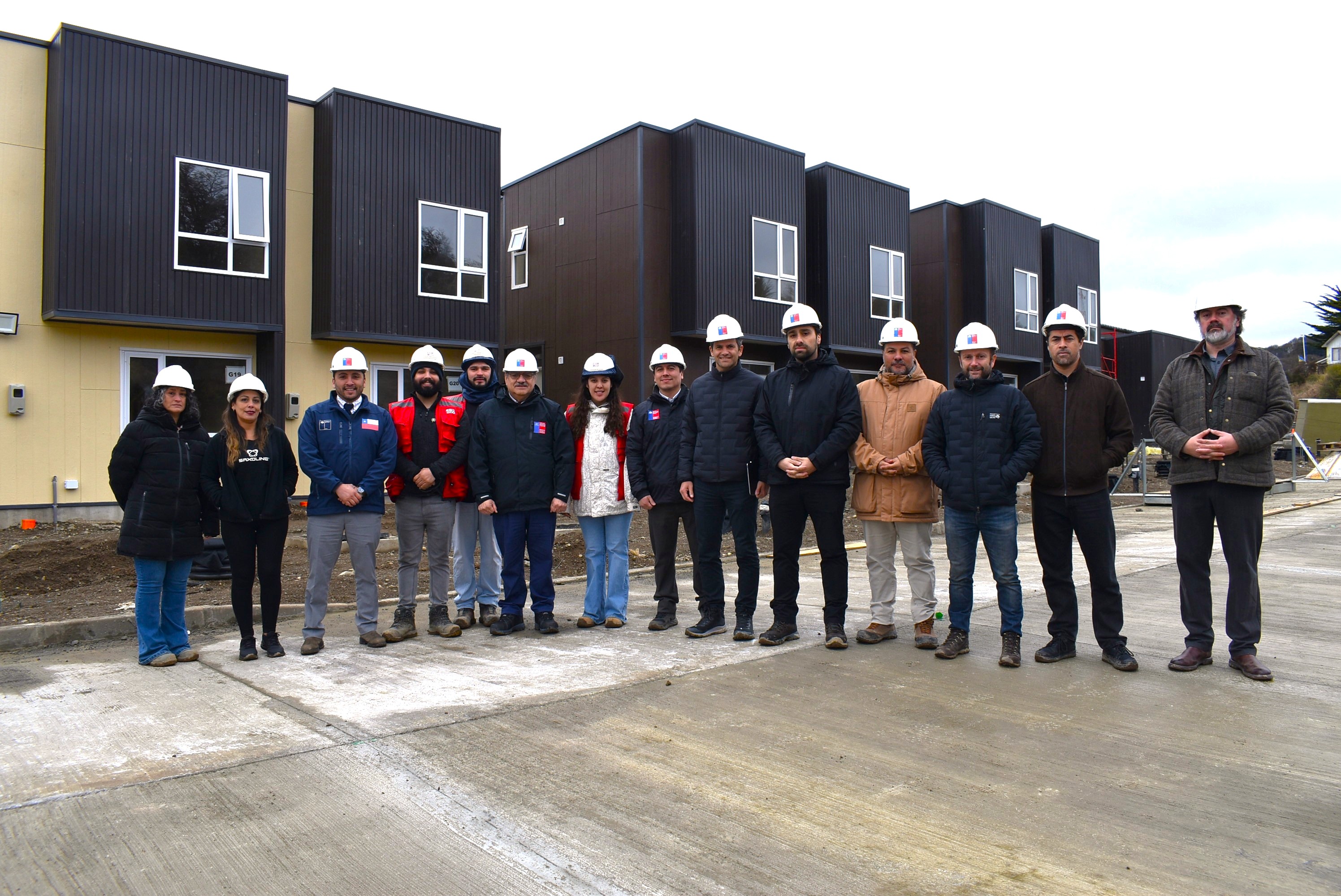 Familias y autoridades recorren las viviendas del proyecto El Trébol 51-E en Punta Arenas.