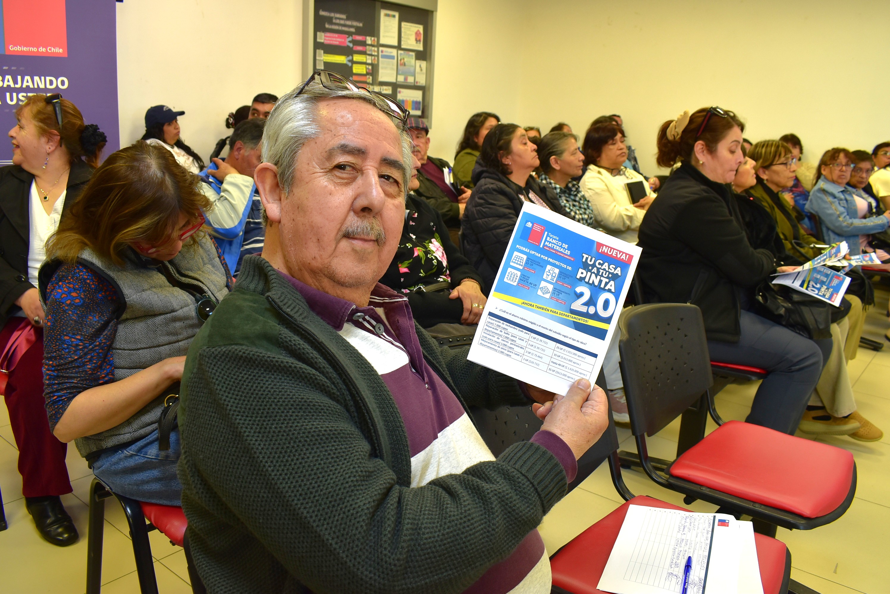 Dirigentes vecinales participan en charla informativa sobre la Tarjeta Banco de Materiales 2.0 en Serviu Magallanes.